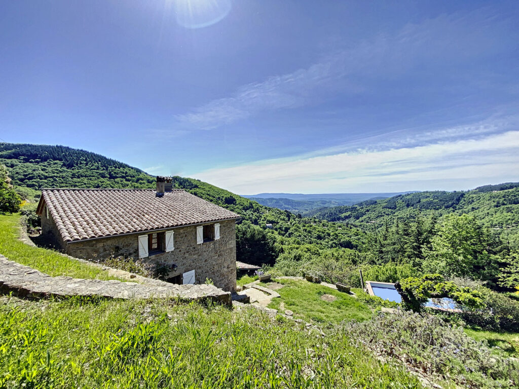 Maison en pierre avec vue panoramique